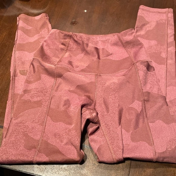 The North Face Women's Motivation High Rise Leggings in Camo Print size Small - Picture 5 of 12